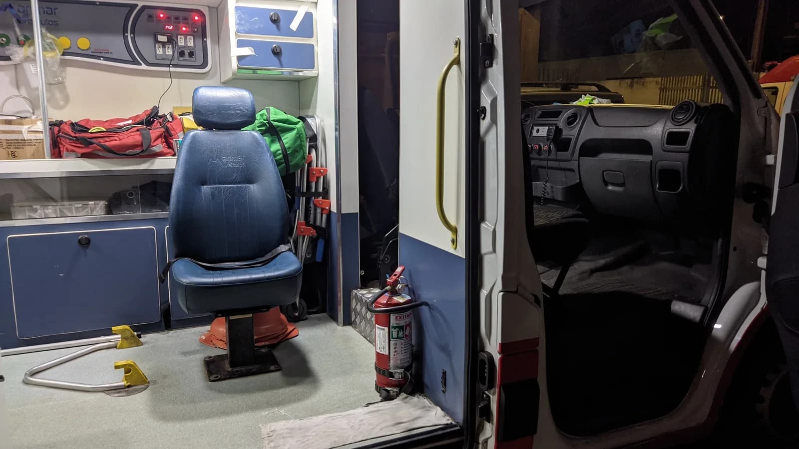 Interior de uma ambulância do SAMU, com maca e equipamentos de resgate