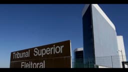 Placa e fachada do edifício-sede do Tribunal Superior Eleitoral, em Brasília