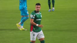 Paulinho em campo com o uniforme do Palmeiras