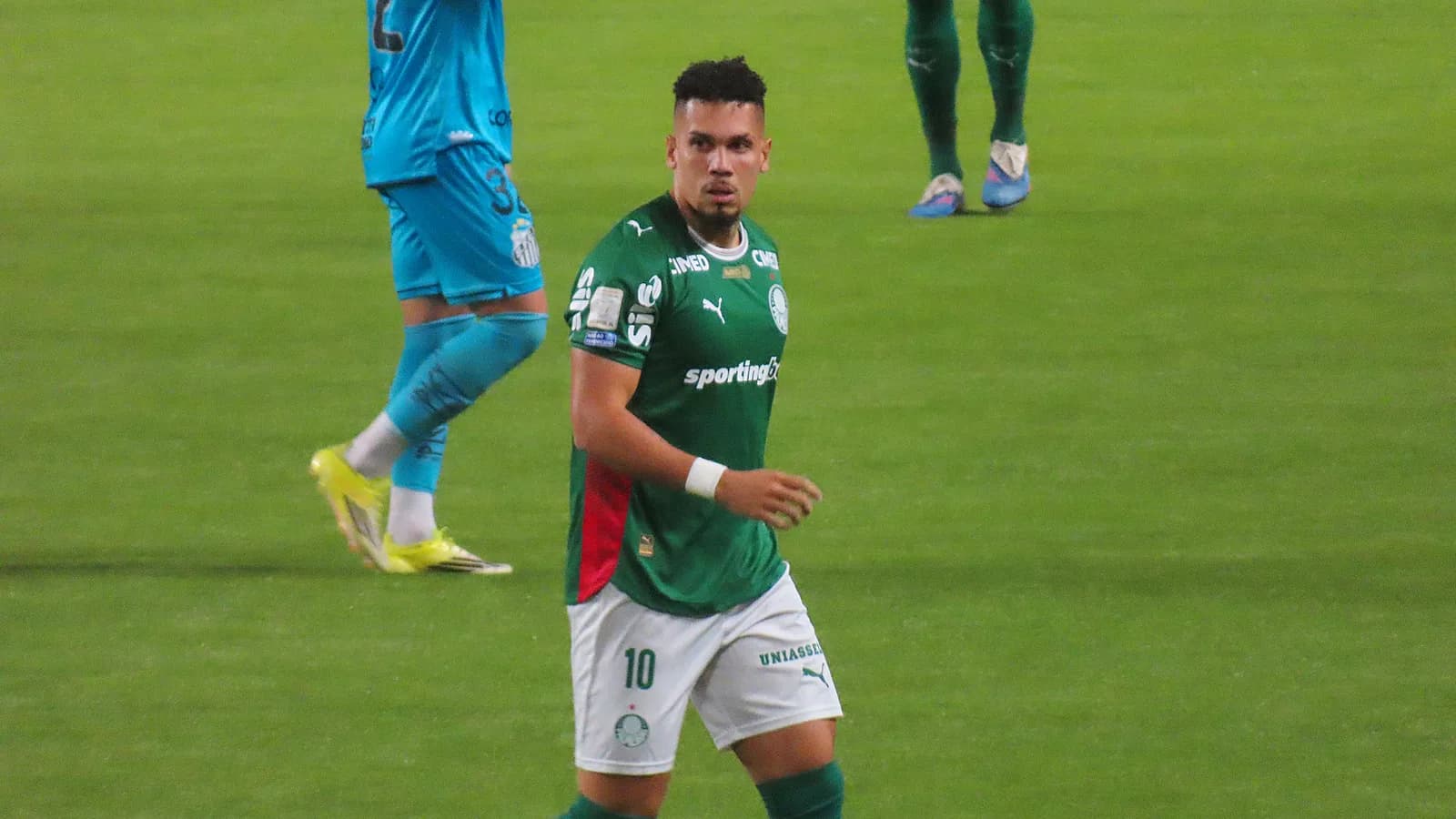 Paulinho em campo com o uniforme do Palmeiras