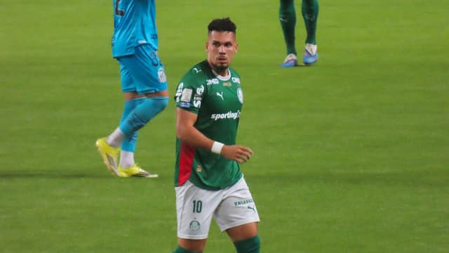 Paulinho em campo com o uniforme do Palmeiras