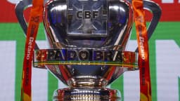 Troféu da Copa do Brasil em close, com faixas da patrocinadora e o brasão da CBF