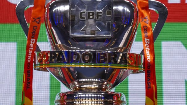 Troféu da Copa do Brasil em close, com faixas da patrocinadora e o brasão da CBF