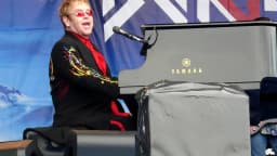 Elton John canta ao piano em show (foto de arquivo, 2008, não é do Rock in Rio 2026)
