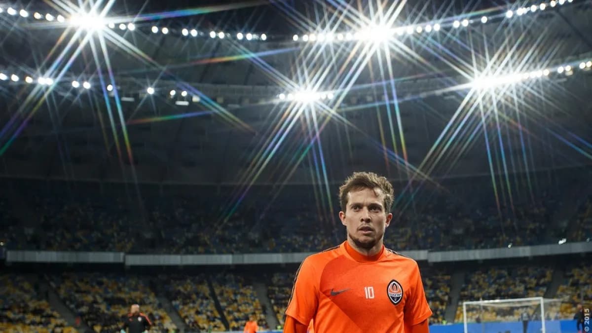 Bernard, de uniforme laranja e preto do Shakhtar Donetsk, conduz a bola em campo durante partida de 2015