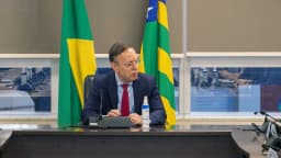 Reunião de autoridades do Tribunal de Justiça de Goiás em sala com bandeiras do Brasil e de Goiás