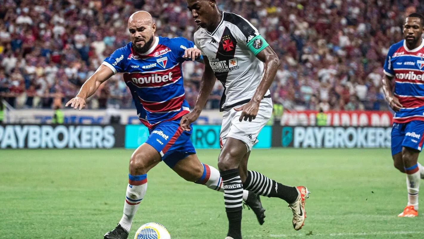 Jogadores do Vasco da Gama em disputa de bola durante partida