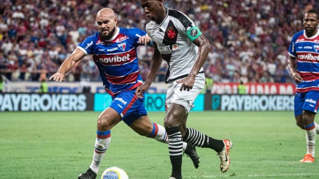 Jogadores do Vasco da Gama em disputa de bola durante partida