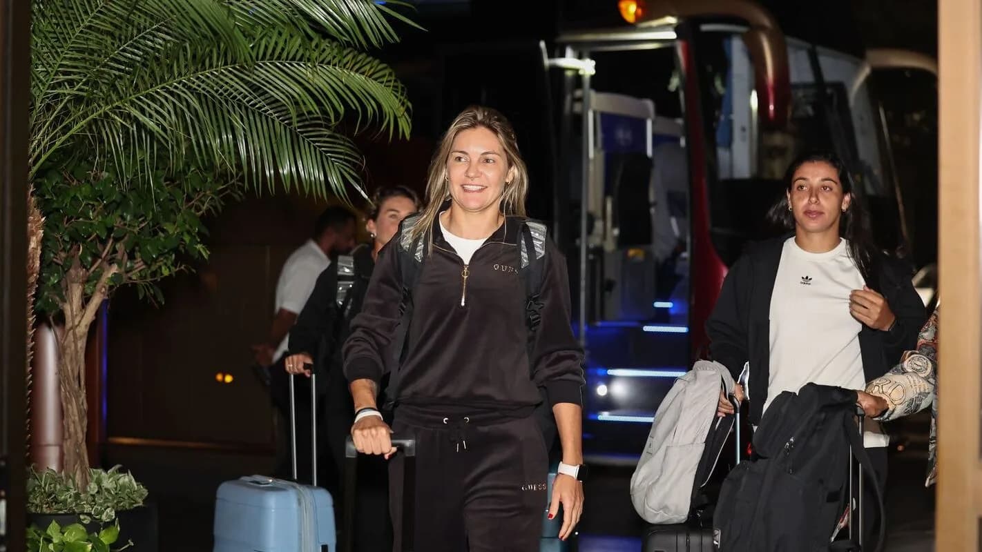 Jogadoras da seleção brasileira feminina de futebol chegam para se apresentar em concentração
