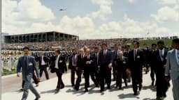 Fernando Collor de Mello caminha com comitiva durante a posse presidencial de 1990