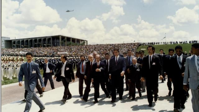 Fernando Collor de Mello caminha com comitiva durante a posse presidencial de 1990