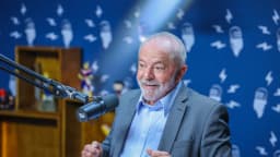 Lula gesticula durante entrevista em estúdio de podcast, com microfone à frente