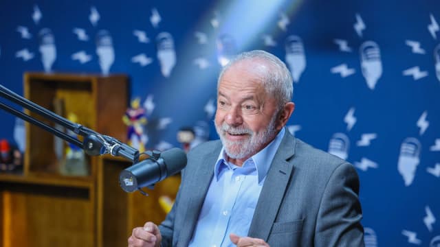 Lula gesticula durante entrevista em estúdio de podcast, com microfone à frente