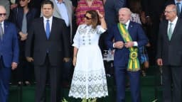 O presidente Lula, com a faixa presidencial, ao lado de Janja, do ministro Alckmin e do presidente do STF, Fachin, durante o desfile de 7 de Setembro em Brasília