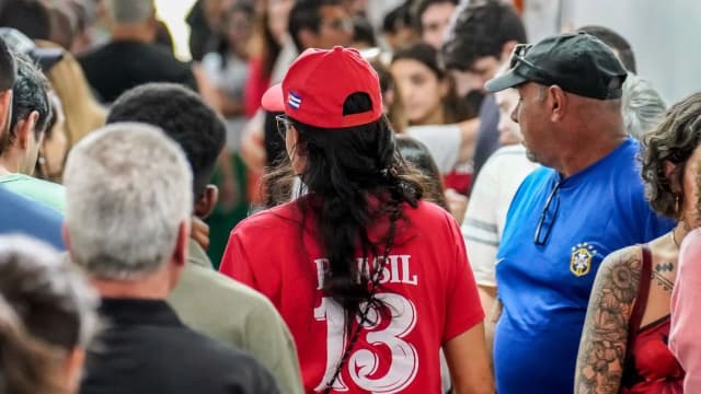 Eleitores em fila para votar em urnas eletrônicas em escola de Brasília