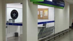 Balcão de atendimento da Receita Federal em aeroporto, com logotipo do órgão