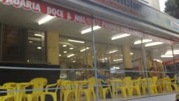 Fachada de padaria com mesas e cadeiras (foto de arquivo, sem relação direta com a Wickbold)