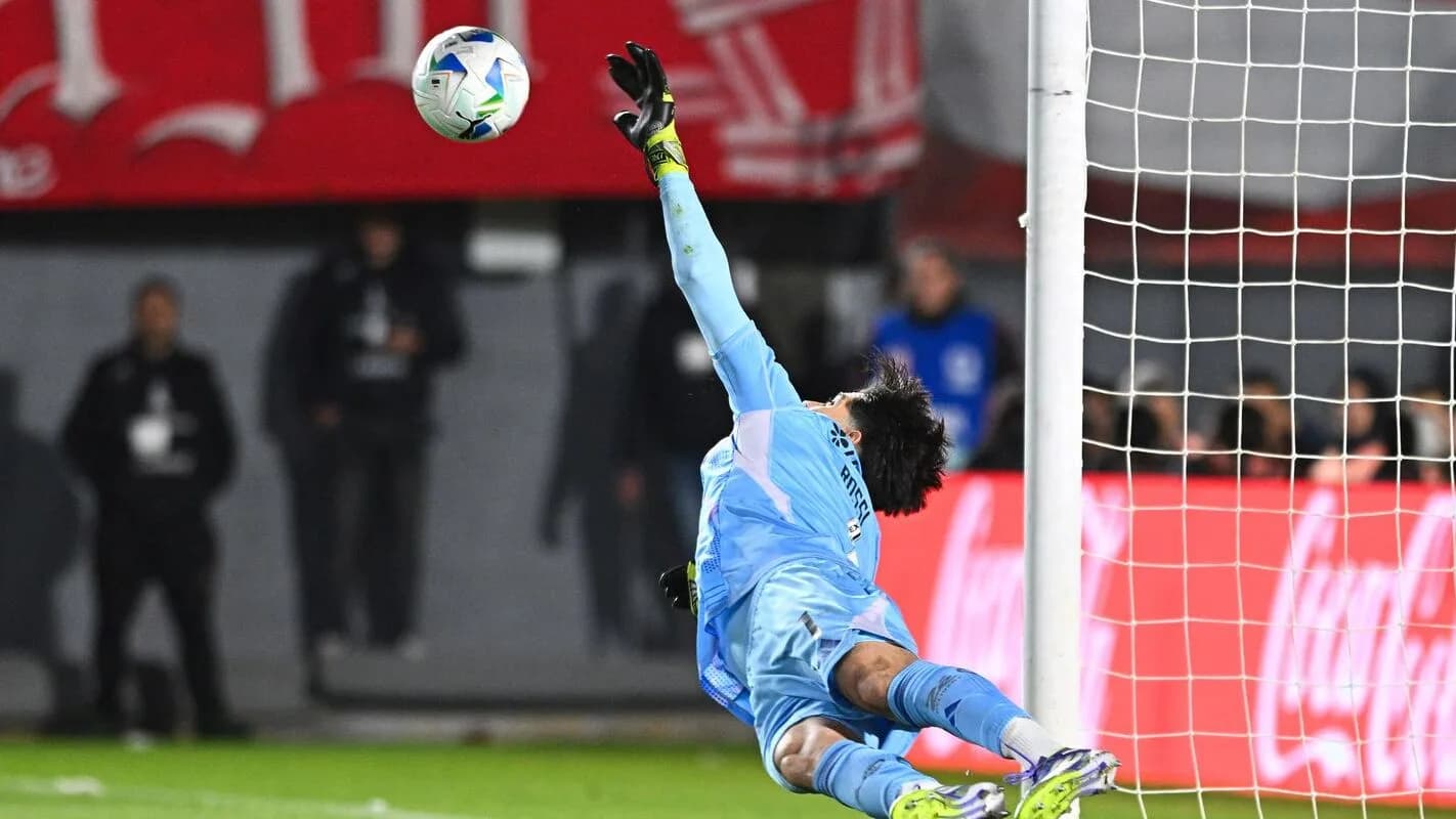 Goleiro do Flamengo Rossi se estica para defender pênalti em lance de arquivo da Libertadores