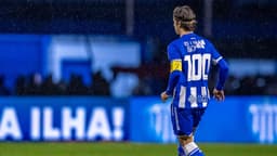 Jogador do Avaí, com a braçadeira de capitão, conduz a bola sob chuva na Ressacada durante jogo contra o CRB
