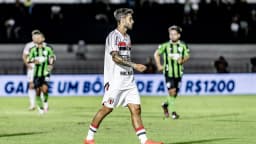 Jogadores do América-MG em campo durante partida da Série B