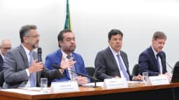 Governador do Amapá, Clécio Luís, fala ao microfone durante audiência pública na Câmara dos Deputados