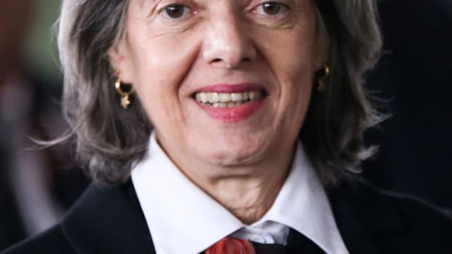 Cármen Lúcia, ministra do STF, sorri usando toga em evento institucional