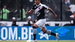 Jogador do Criciúma em ação durante partida da Série B do Campeonato Brasileiro