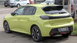 Peugeot 208 na cor verde-limão visto de trás, estacionado