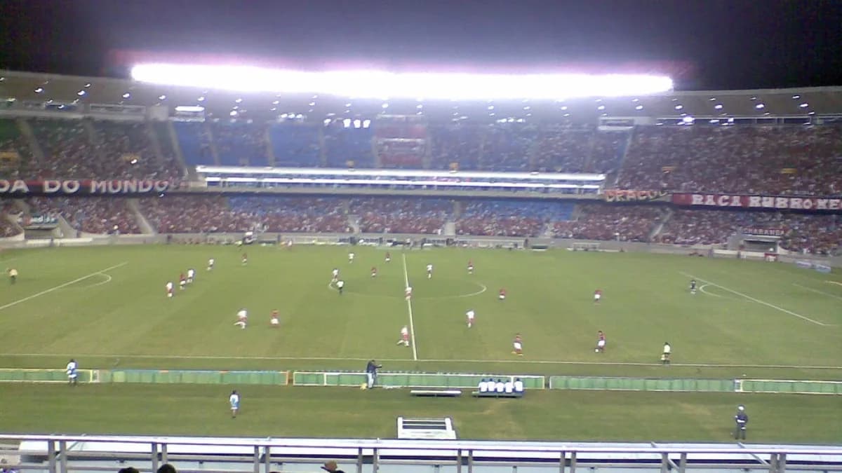 Torcida do Flamengo lota o Maracanã em noite de jogo do Brasileirão (foto de arquivo)