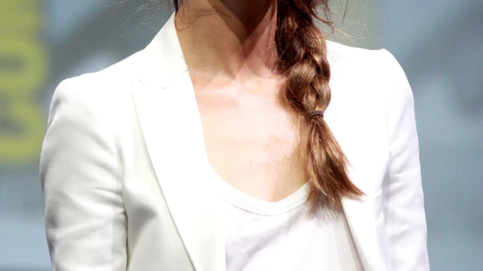 Keri Russell, de blazer branco, em evento de entretenimento