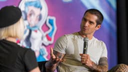 Tyler Posey em evento para fãs, com microfone na mão