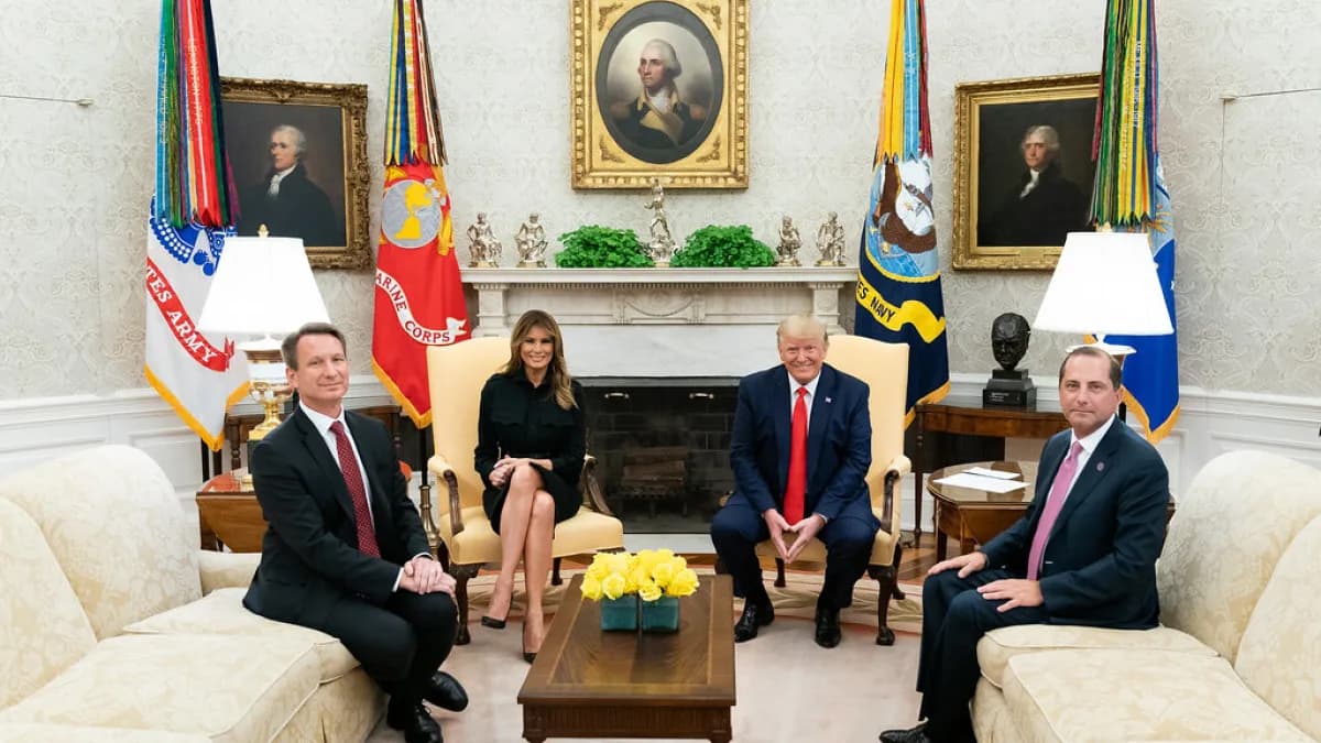 Donald Trump recebe autoridades sentado no Salão Oval da Casa Branca