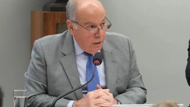 Mauro Vieira fala ao microfone em evento oficial