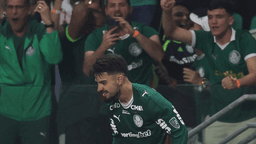 Flaco López comemora gol pelo Palmeiras contra o Cerro Porteño, com torcida ao fundo