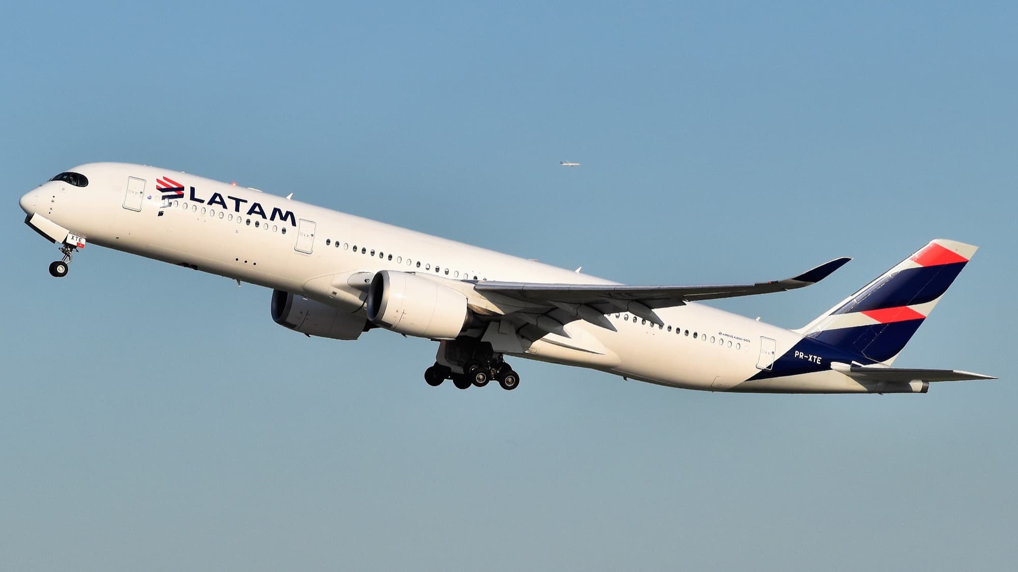 Avião da Latam com a marca atual da companhia decolando