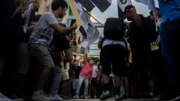 Renan Santos acena para apoiadores em ato de campanha com bandeiras do partido Missão, no Marco Zero, em Recife