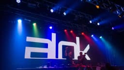 DJ Alok se apresenta em show com painel de LED e iluminação colorida (foto de arquivo)