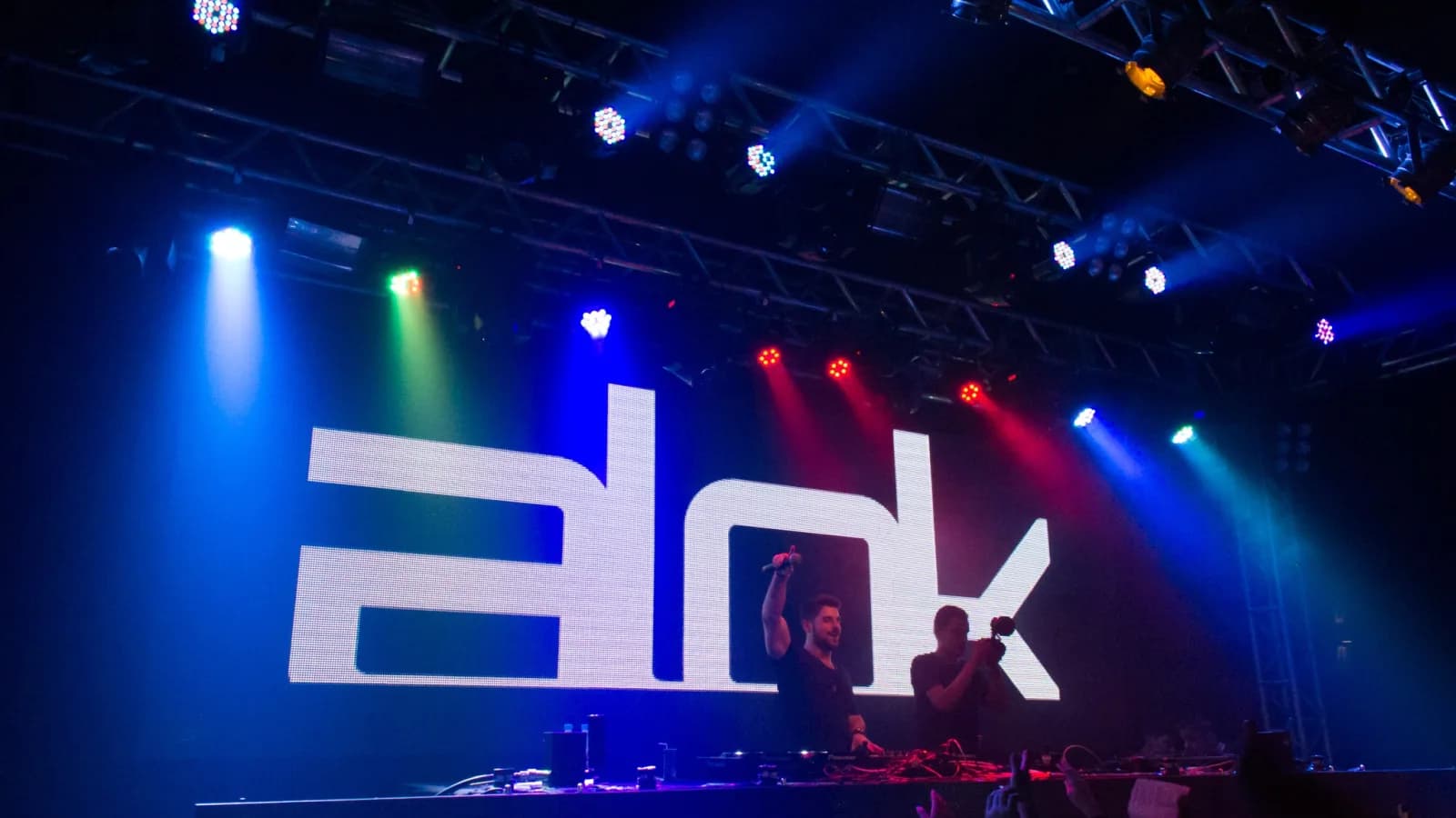 DJ Alok se apresenta em show com painel de LED e iluminação colorida (foto de arquivo)