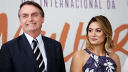 Michelle Bolsonaro ao lado de Jair Bolsonaro em evento oficial de arquivo