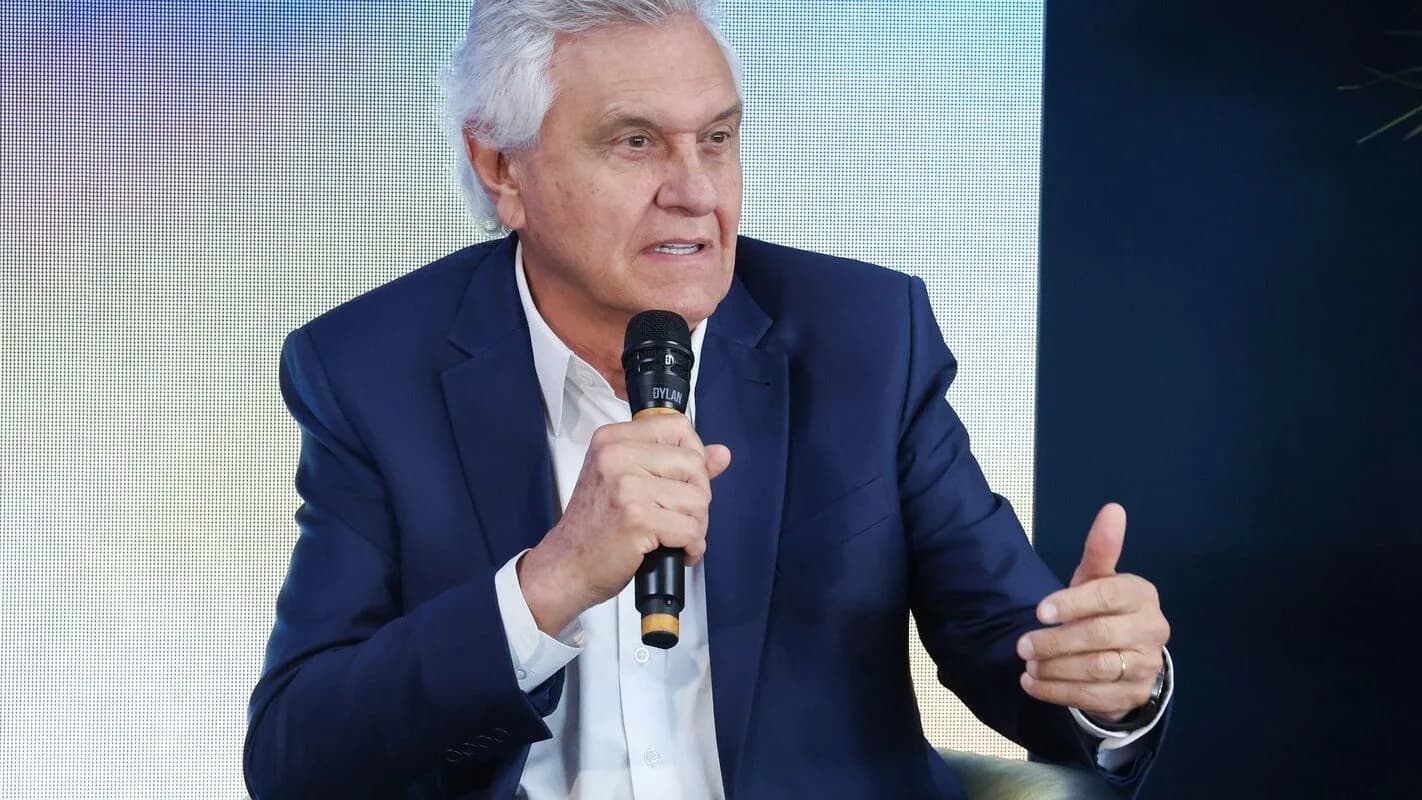 Ronaldo Caiado fala ao microfone durante evento de campanha