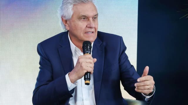 Ronaldo Caiado fala ao microfone durante evento de campanha