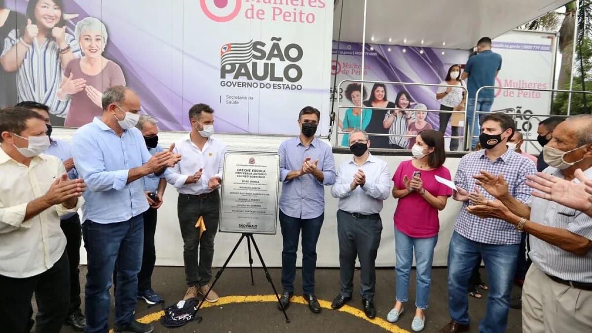 Autoridades participam de evento de lançamento de carreta de mamografia em unidade móvel de saúde