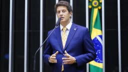 O deputado Ricardo Salles discursa em plenário, gesticulando com as duas mãos
