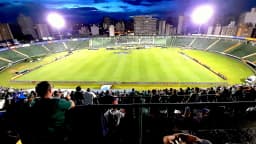 Torcida em estádio de futebol durante partida do Brasileirão