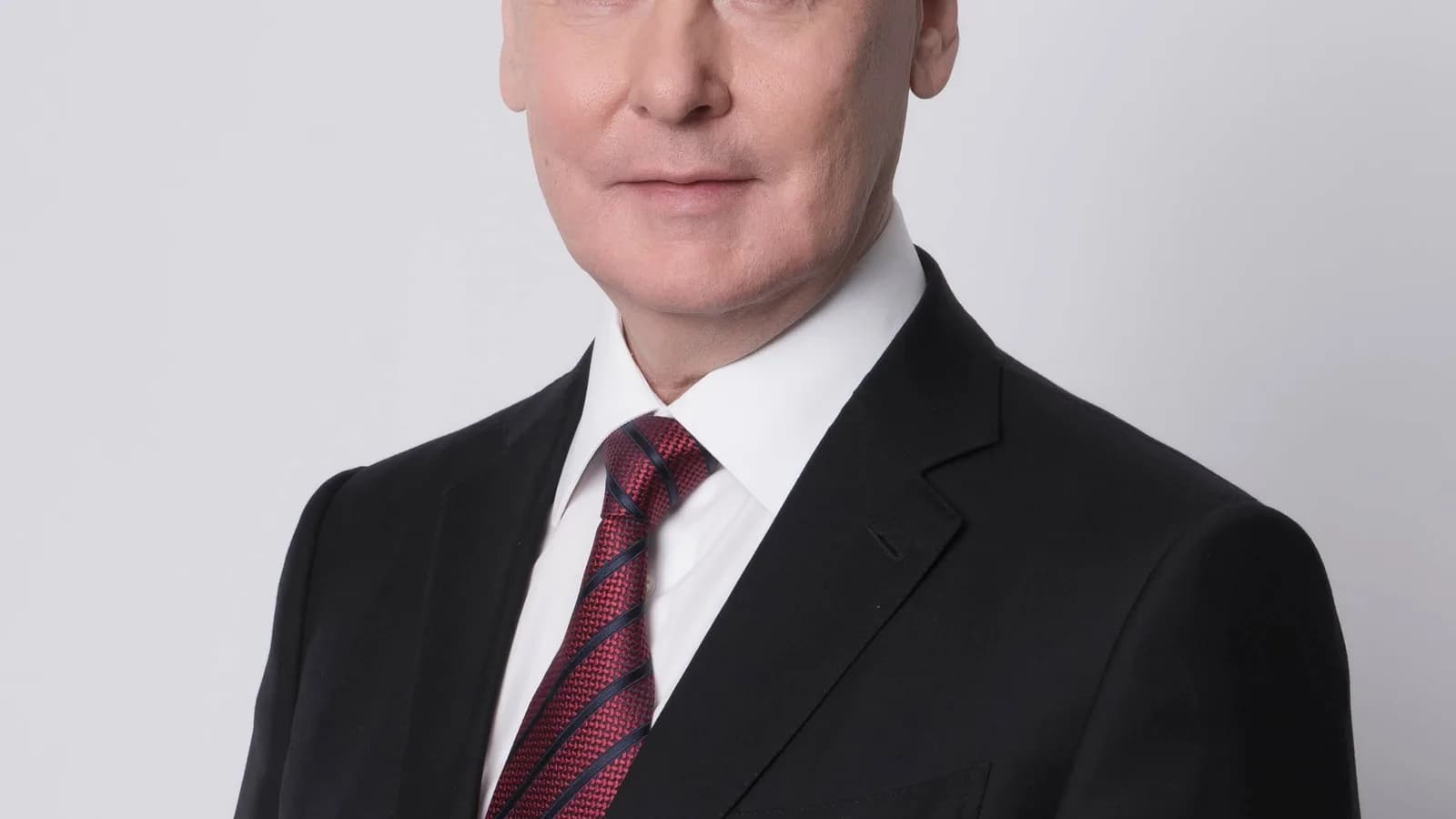 Retrato oficial do prefeito de Moscou, Sergei Sobyanin, de terno escuro