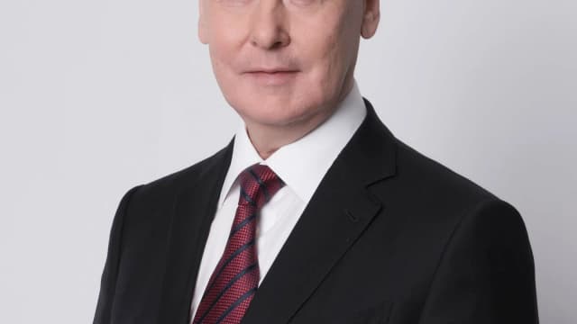 Retrato oficial do prefeito de Moscou, Sergei Sobyanin, de terno escuro
