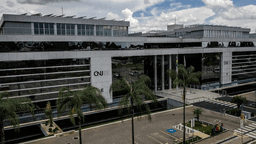 Fachada do prédio do Conselho Nacional de Justiça (CNJ) em Brasília, com palmeiras em primeiro plano