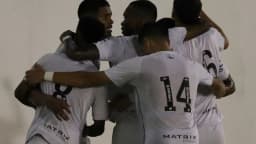Jogadores do Santos comemoram gol em jogo do clube
