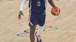 LeBron James dribla a bola vestindo a camisa dos Estados Unidos nas Olimpíadas de Paris 2024