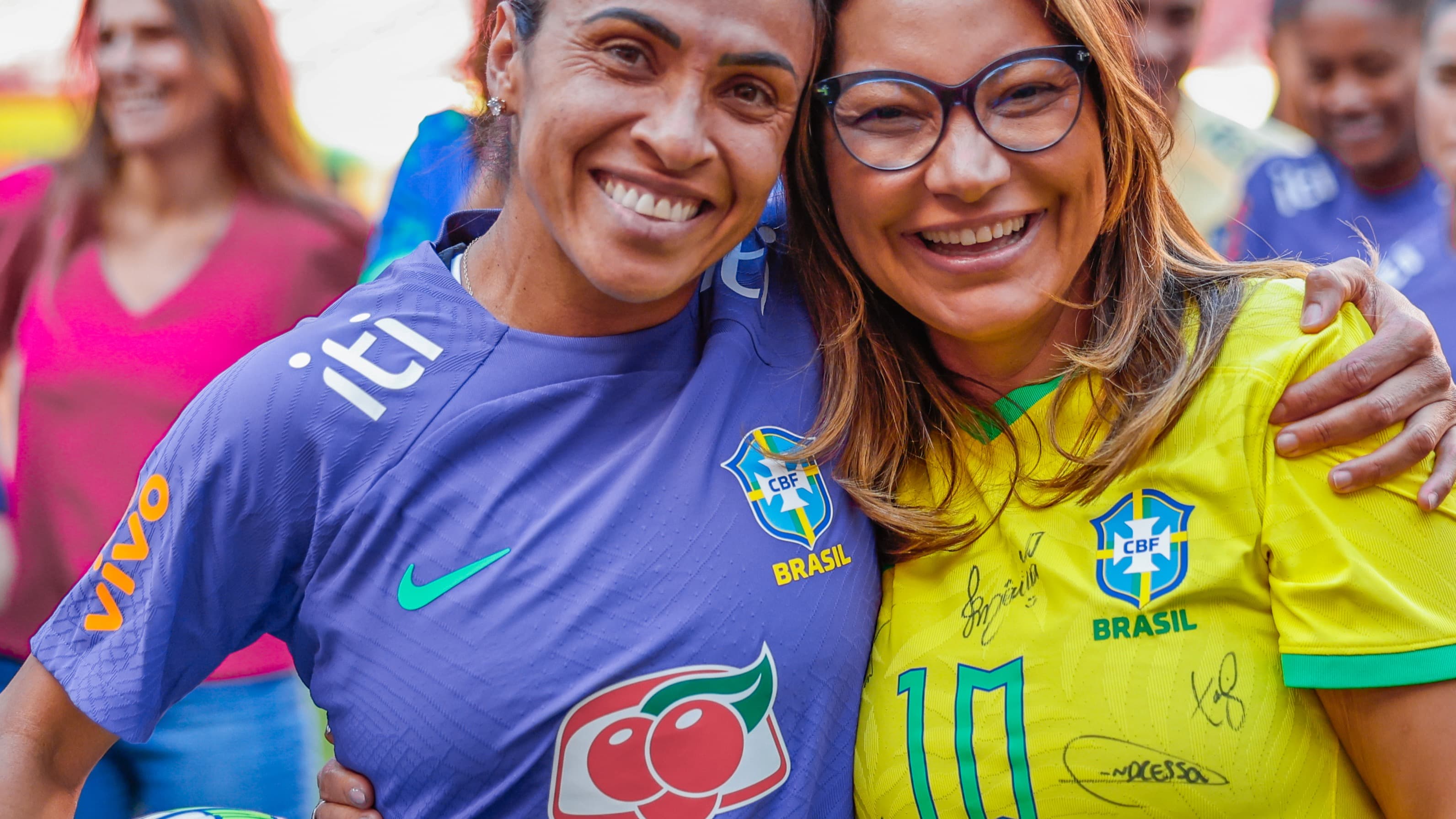 Marta, jogadora da seleção brasileira feminina, sorrindo com o uniforme de treino da CBF